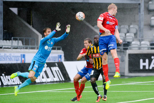 Helsingborgs målvakt Tomer Chencinski rensar bort boll
