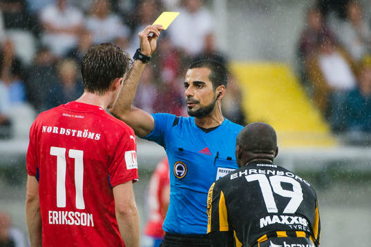 Domare Mohammed Al-Hakim varnar Helsingborgs Adam Eriksson