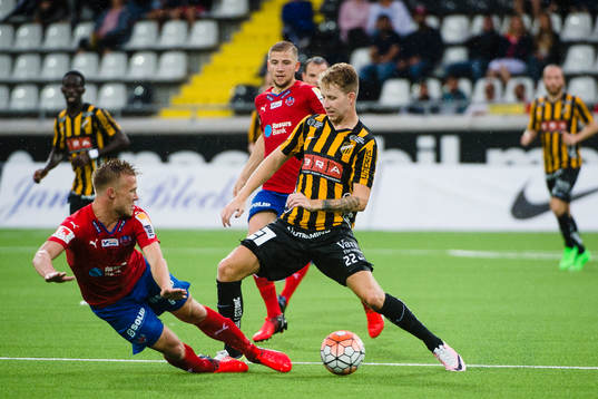 Helsingborgs Andreas Landgren glidtacklat Häckens Samuel