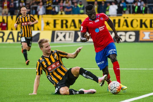 Häckens Samuel Gustafson glidtacklar Helsingborgs
