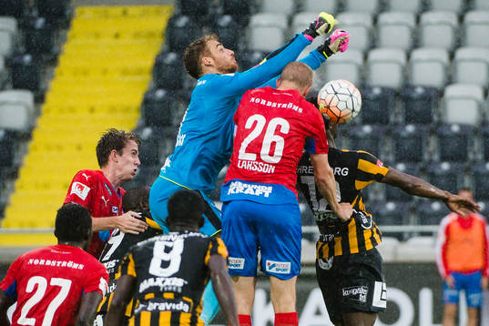 Helsingborgs målvakt Tomer Chencinski boxar bort bollen