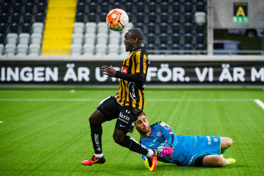 Helsingborgs målvakt Tomer Chencinski räddar när