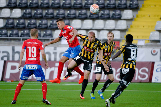 Helsingborgs Jordan Larsson och Häckens Kari Arkivuo