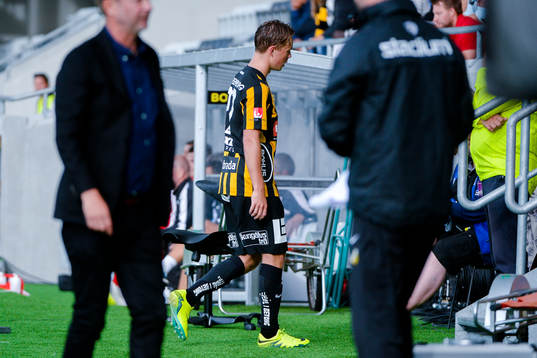 Häckens Joel Andersson lämnar planen