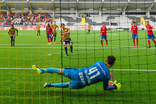 Helsingborgs målvakt Tomer Chencinski räddar en straff