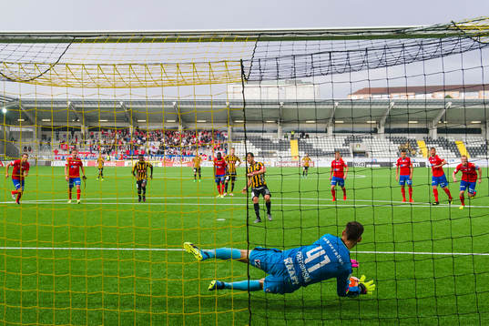 Helsingborgs målvakt Tomer Chencinski räddar en straff