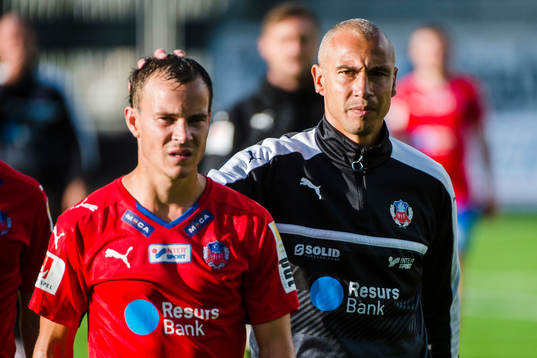 Helsingborgs Anton Wede får en klapp på huvudet av