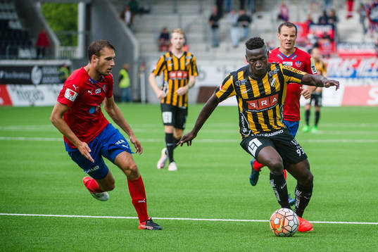 Helsingborgs Frederik Helstrup jagar Häckens Alhassan