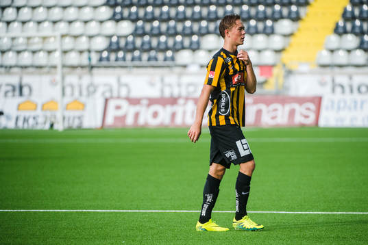 Häckens Joel Andersson fick rött kort och lämnar plan