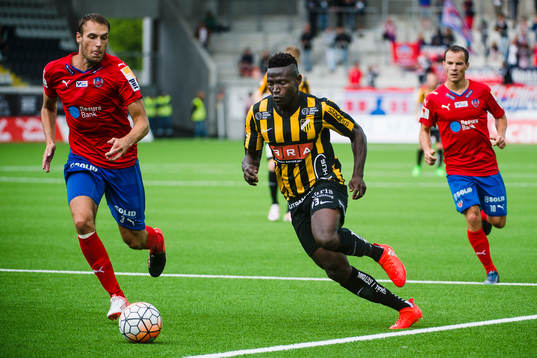 Helsingborgs Frederik Helstrup jagar Häckens Alhassan