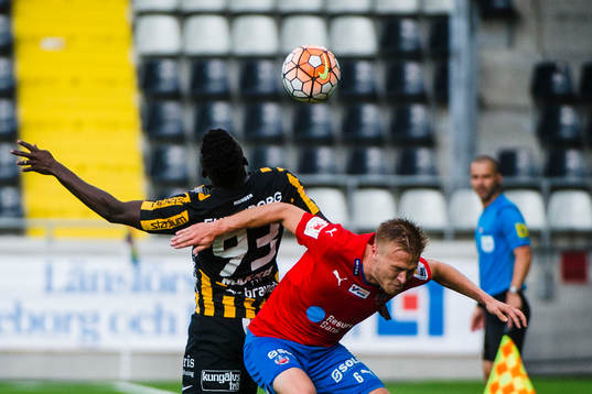 Häckens Alhassan Kamara och Helsingborgs Andreas Landgren