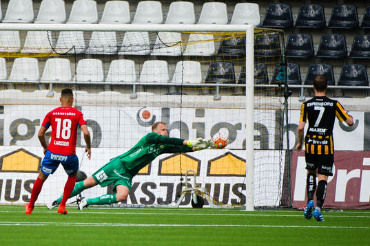 Helsingborgs Jordan Larsson ser Häckens målvakt Peter