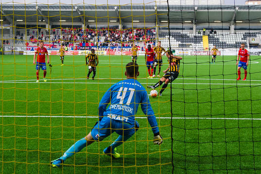 Häckens Martin Ericsson skjuter en straff som Helsingborgs