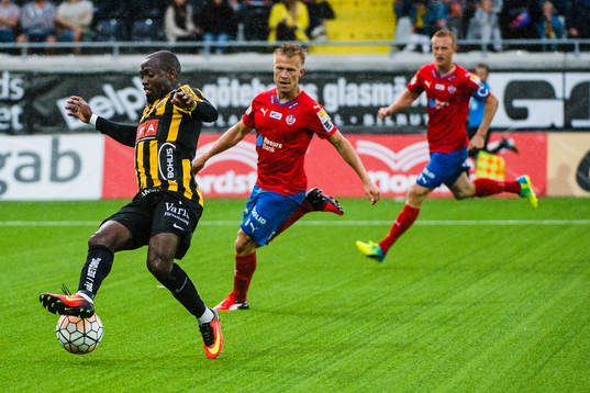Häckens John Owoeri och Helsingborgs Andreas Landgren och