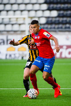 Helsingborgs Jordan Larsson håller undan för Häckens