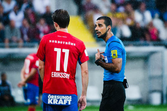 Helsingborgs Adam Eriksson diskuterar med domare Mohammed
