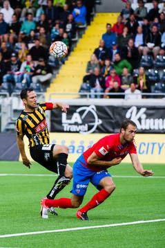 Häckens Martin Ericsson skjuter på täckande Helsingborgs