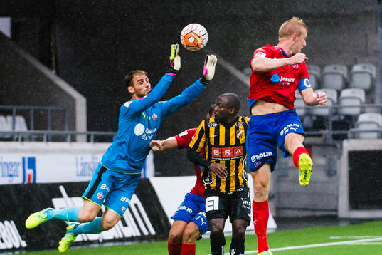 Helsingborgs målvakt Tomer Chencinski boxar bort bollen