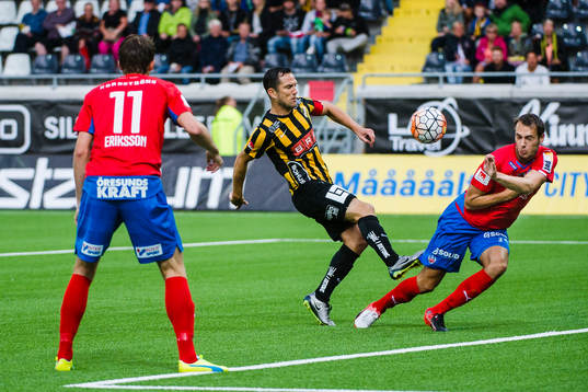 Häckens Martin Ericsson skjuter på täckande Helsingborgs