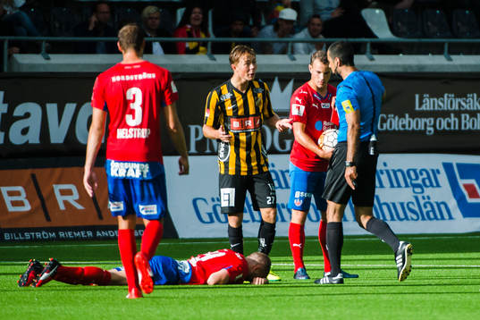 Domare Mohammed Al-Hakim ger Häckens Joel Andersson rött