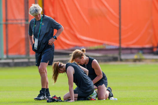 Förbundskapten Pia Sundhage bredvid Kosovare Asllani som