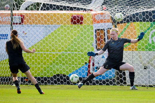 Hedvig Lindahl i mål