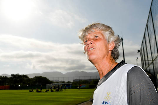 Förbundskapten Pia Sundhage blir intervjuad av media