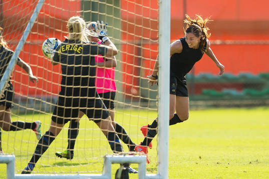 Lotta Schelin nickar in ett mål