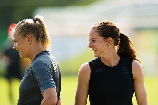 Fridolina Rolfö och Lotta Schelin