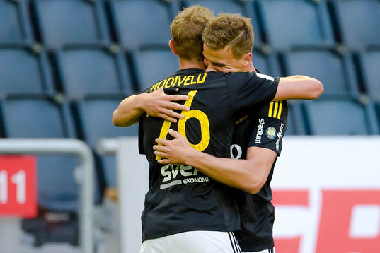 s Eero Markkanen och Jos Hooiveld jublar