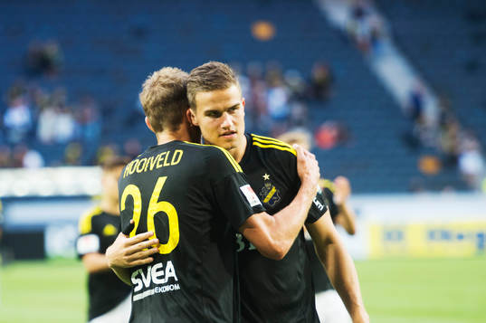 s Jos Hooiveld och Eero Markkanen jublar