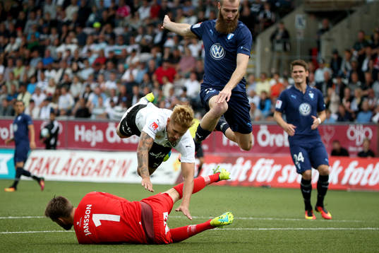 Örebros målvakt Oscar Jansson räddar framför Malmö FFs