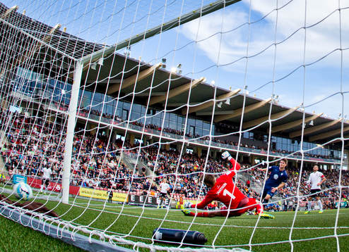 Malmö FFs Vidar Örn Kjartansson gör 0-1 på Örebros