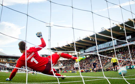 Malmö FFs Markus Rosenberg gör 0-3 på Örebros målvakt