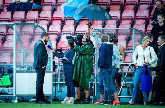 Örebros tränare Alexander Axén blir intervjuad av Cmore