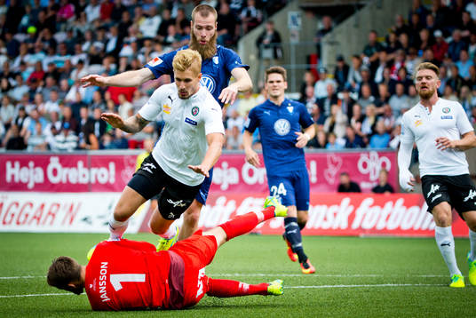 Örebros målvakt Oscar Jansson räddar bollen från Malmö