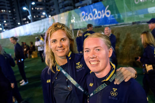 Sveriges Linnea Torstensson och målvakt Hedvig Lindahl