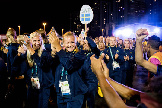 Sofia Jakobsson och målvakt Hilda Carlén