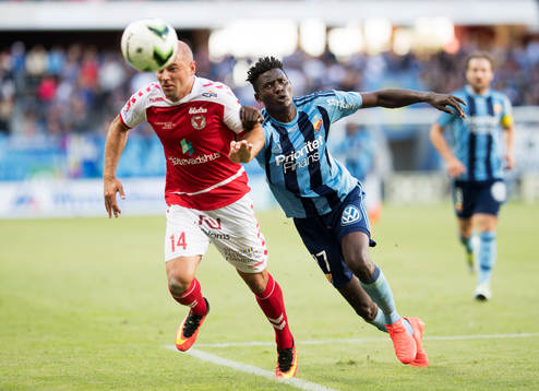 Kalmars Stefan Larsson och Djurgårdens Michael Olunga