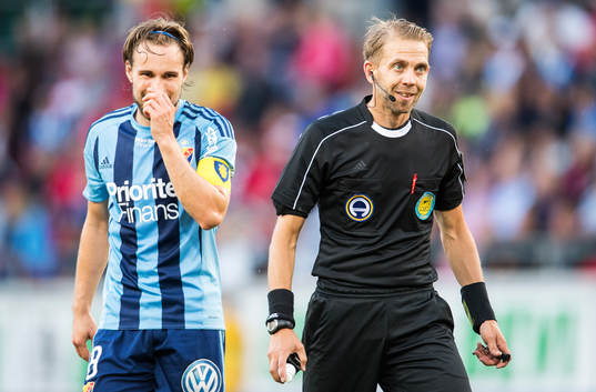 Djurgårdens Kevin Walker och domaren Johan Hamlin