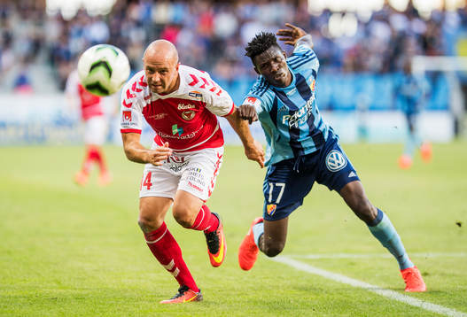 Kalmars Stefan Larsson och Djurgårdens Michael Olunga