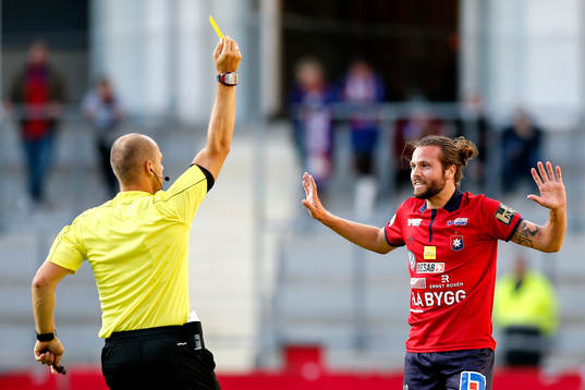 Domaren Adnan Jukic ger Örgrytes Hampus Bohman gult kort