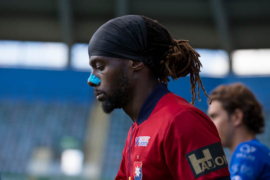 Örgrytes Martin Kayongo-Mutumba på väg in till planen