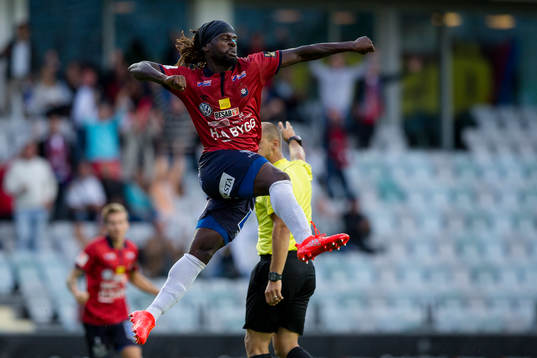 Örgrytes Martin Kayongo-Mutumba jublar