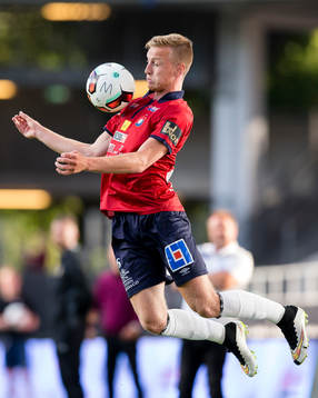 Örgrytes Sebastian Ohlsson tar ned bollen på bröstet