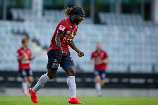 Örgrytes Martin Kayongo-Mutumba jublar