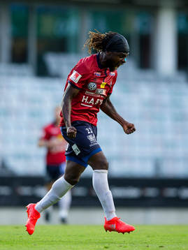 Örgrytes Martin Kayongo-Mutumba jublar