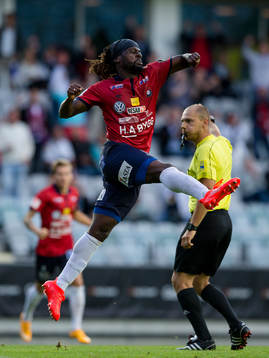 Örgrytes Martin Kayongo-Mutumba jublar
