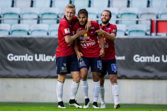 Örgrytes William Atashkadeh omfamnas av Sebastian Ohlsson