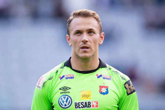 Örgrytes målvakt Robertino Kljajic innan fotbollsmatchen